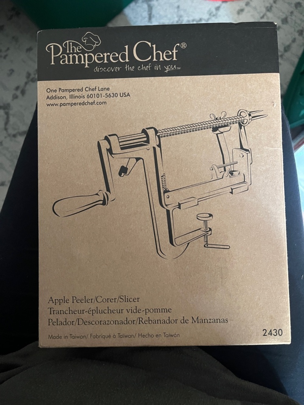 The Pampered Chef Apple Peeler Corer Slicer - Black and Kraft